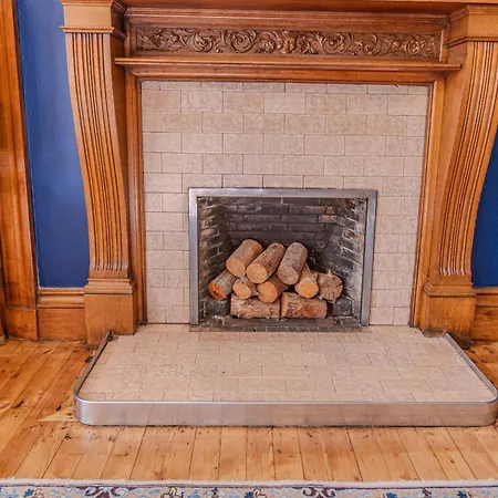 Victorian Charm - Lush Garden, Shops And Parking