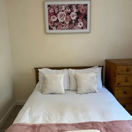 Daire 2 Bedroom Flat On Ground Floor In With Parking Edinburgh
