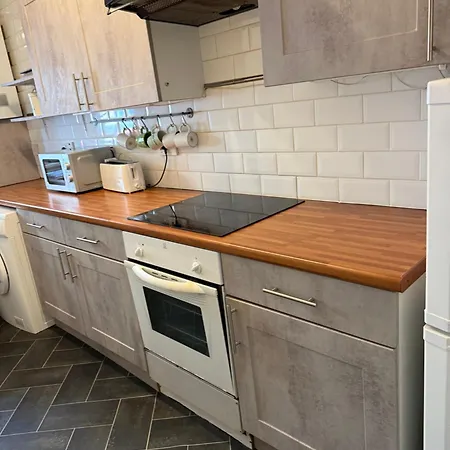 2 Bedroom Flat On Ground Floor In With Parking Daire