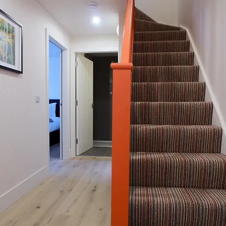 Bright & Airy Mezzanine Loft In - Flat 4, Elgin House Apartamento