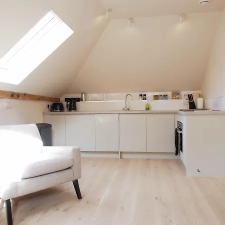 Bright & Airy Mezzanine Loft In - Flat 4, Elgin House *