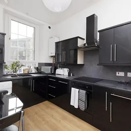 Joivy 3 Bed Flat In Old Town, Close To Grassmarket