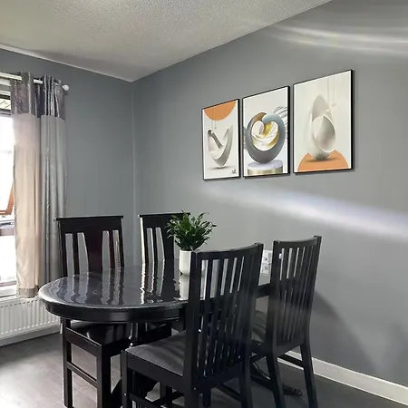 Two Bedroom Flat In Center With Free Parking * Edinburgh