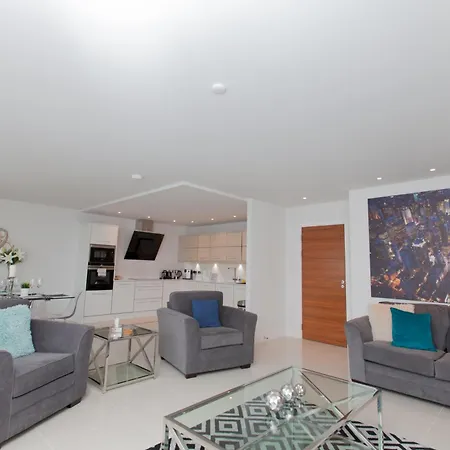 Luxurious - Sleeps 6 *