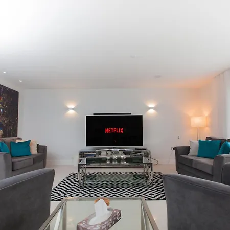 Luxurious - Sleeps 6 *