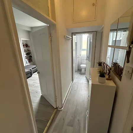 Bright Bedroom With King Side Bed And Share Bathroom Lejlighed