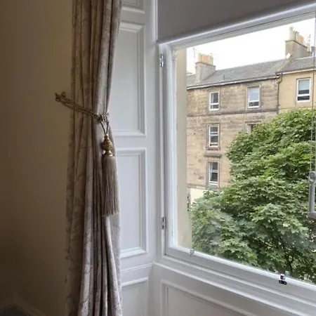 Immaculate One Bedroom Flat In The Centre エディンバラ