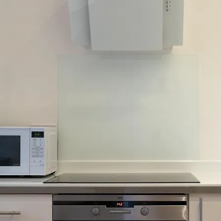 Immaculate One Bedroom Flat In The Centre *