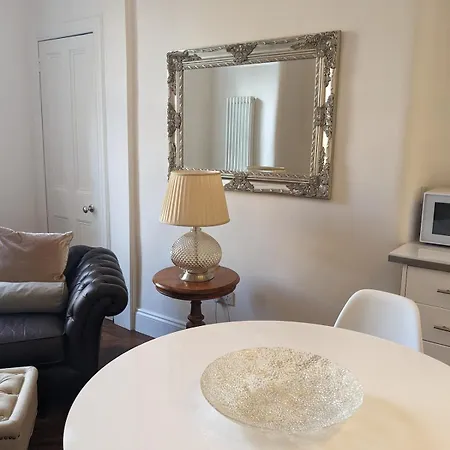 Immaculate One Bedroom Flat In The Centre 아파트 *
