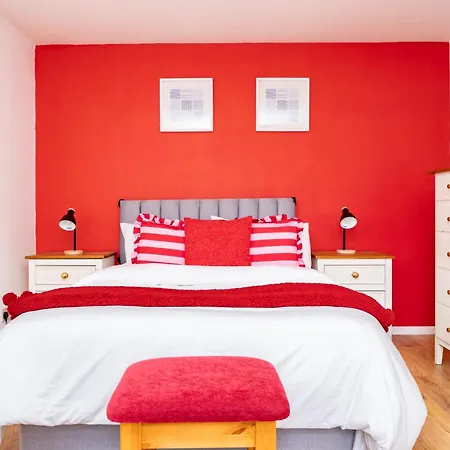 Spacious 5 Bedroom Detached Home, Free Parking, Sleeps 10, Near Centre Apartment Edinburgh