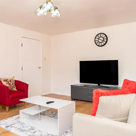 Spacious 5 Bedroom Detached Home, Free Parking, Sleeps 10, Near Centre Apartment *