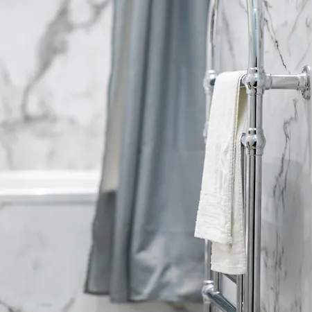 3br Next To Stadium Near Airport Sleeps 7 Apartment *