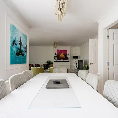 Centre House - 5 Bedrooms - Sleeps 9 - Parking Hébergement de vacances *