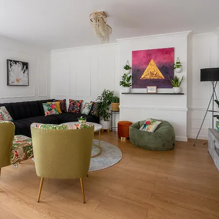 Дом отдыха Centre House - 5 Bedrooms - Sleeps 9 - Parking *