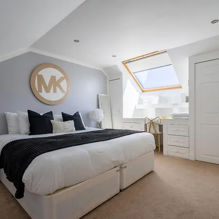 Centre House - 5 Bedrooms - Sleeps 9 - Parking