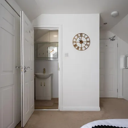 Centre House - 5 Bedrooms - Sleeps 9 - Parking Hébergement de vacances *