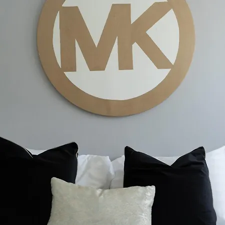 Centre House - 5 Bedrooms - Sleeps 9 - Parking *