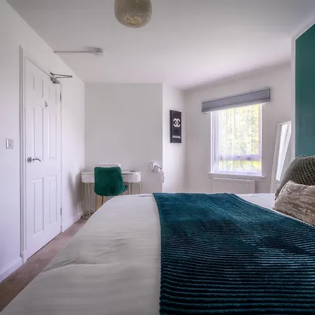 Centre House - 5 Bedrooms - Sleeps 9 - Parking