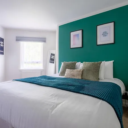 Centre House - 5 Bedrooms - Sleeps 9 - Parking