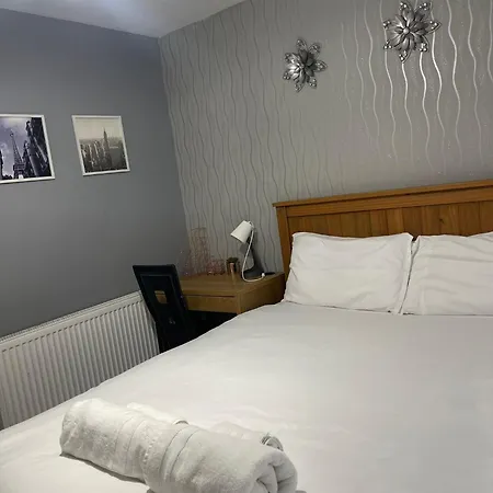 Chic 2 Bed With Free Parking- Recently Redecorated, 10 Minutes To Centre *
