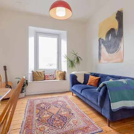 Castle Views! Stylish 2bd Flat, Sleeps 4 Edynburg