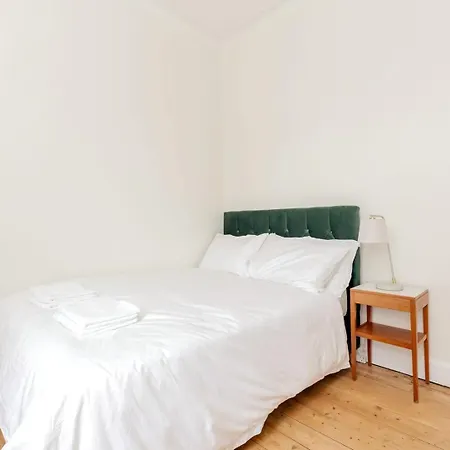 Castle Views! Stylish 2bd Flat, Sleeps 4 Apartament Edynburg