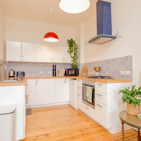 Castle Views! Stylish 2bd Flat, Sleeps 4 Edynburg