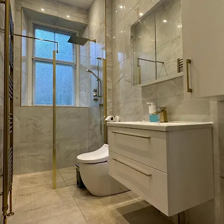 Stylish 3 Bed 2 Bath Ground Floor Main Door Flat In Marchmont * Edinburgh
