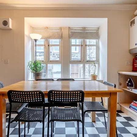 Comfortable Leith Free Parking