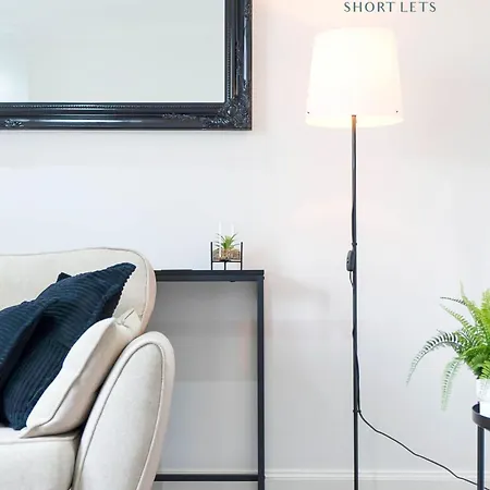 Lägenhet Cosy 2 Bed West End - Easy Public Transport, Minutes From Corn Exchange, Supermarket And Cafe Within Walking Distance *