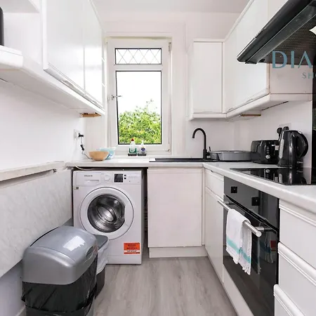 Апартаменты Cosy 2 Bed West End - Easy Public Transport, Minutes From Corn Exchange, Supermarket And Cafe Within Walking Distance