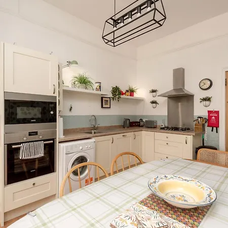 The Lauderdale Street * Edinburg