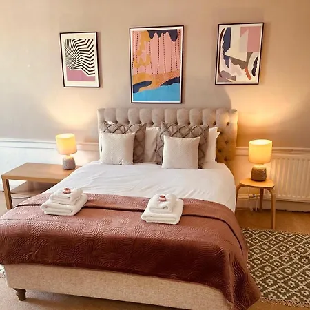 Super Spacious 4 Bed, Sleeps 6 شقة *