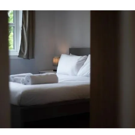 2 Bedroom With Free Parking Sleeps 4 People