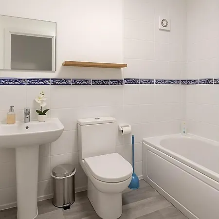 Comfy Two Bedroom Flat * Edinburgh