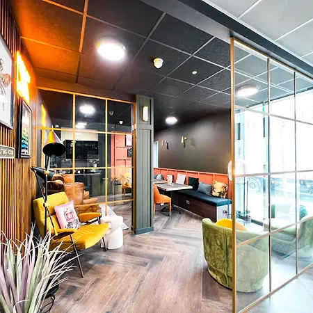 Living At Lady Nicolson Court Апартаменты *