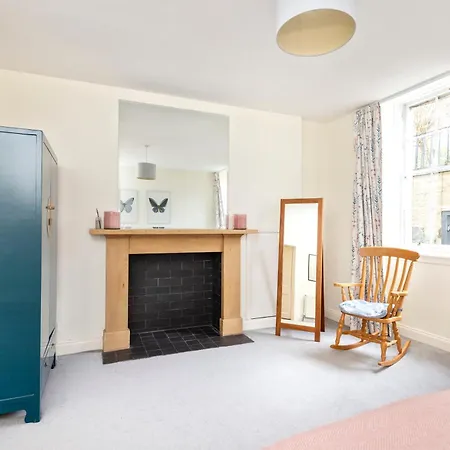 Charming With 2-bathroom And Private Entrance Apartment *