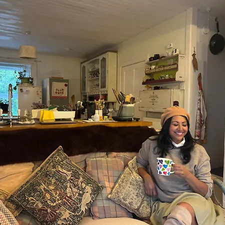 Charming 3 Bed , Private Budget , Free Street Parking , Fibre Optic Internet , Garden Bed & Breakfast *