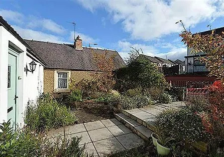 Charming 3 Bed , Private Budget , Free Street Parking , Fibre Optic Internet , Garden Bed & Breakfast Edinburg