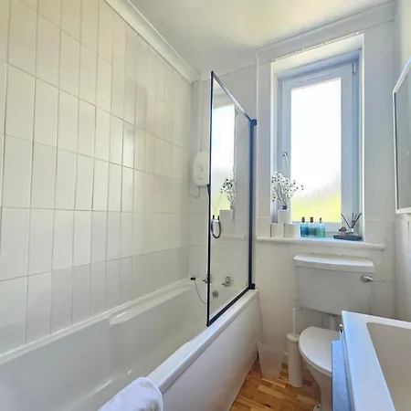 Charming 2-bedroom Ground Floor With Garden And Free On-street Parking *