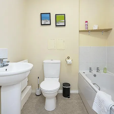 Lägenhet The Lochend Two Bedroom Edinburg