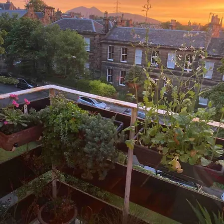 Mid-century Gem Steps From The Apartmán