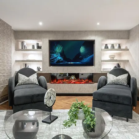 Luxury Old Town Design With Fireplace *