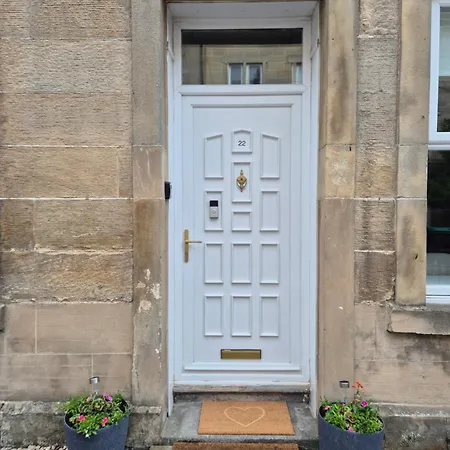 Beautiful Ground Floor Flat Near Haymarket *