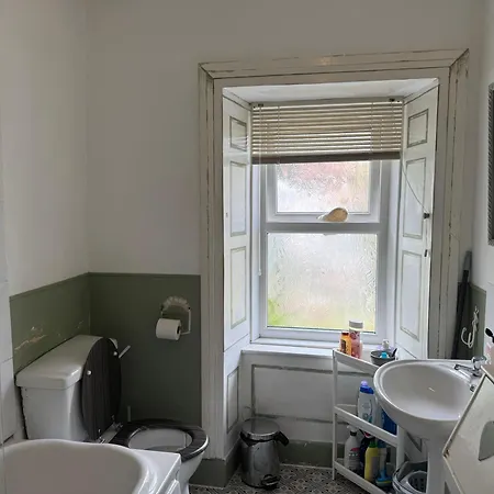 Charming 3 Bed , Private Budget , Free Street Parking , Fibre Optic Internet , Garden *