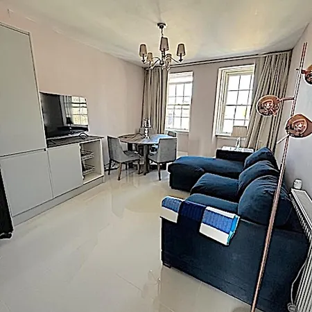 דירה New Royal Mile Spacious Quiet Comfortable Flat With Balcony & Great Views Floor No Lift