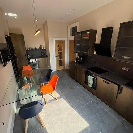 Spacious 2 Bed - Perfect Location شقة