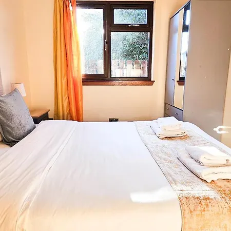 Duddingston 9 Bedroom House - בית נופש