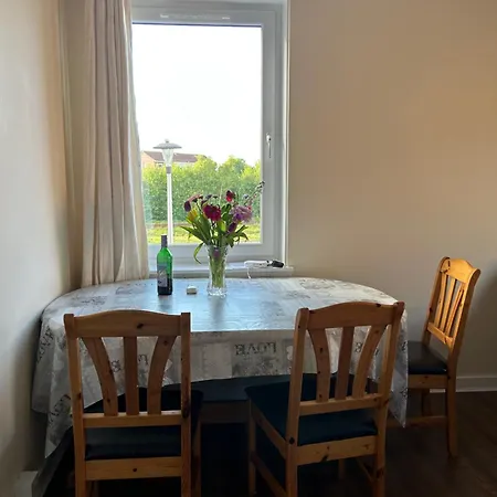 Spacious Close To Tram 胶囊旅馆