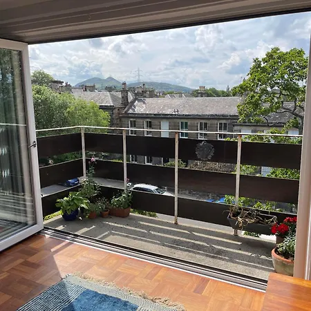 Apartament Mid-century Gem Steps From The